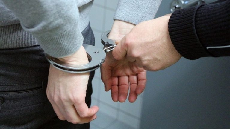 Домашний тиран ранил сотрудника полиции