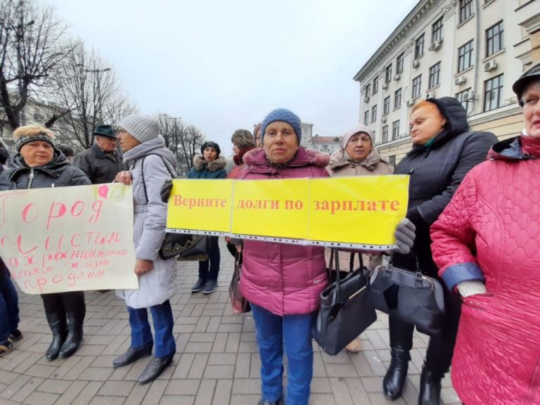 Митинг перед Запорожской мэрией – бывшие работники “Кремнийполимера” просят вернуть долги по зарплате