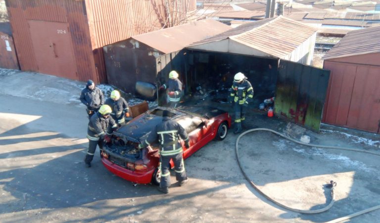 В Запорожье случился пожар в гаражном кооперативе: сгорела машина