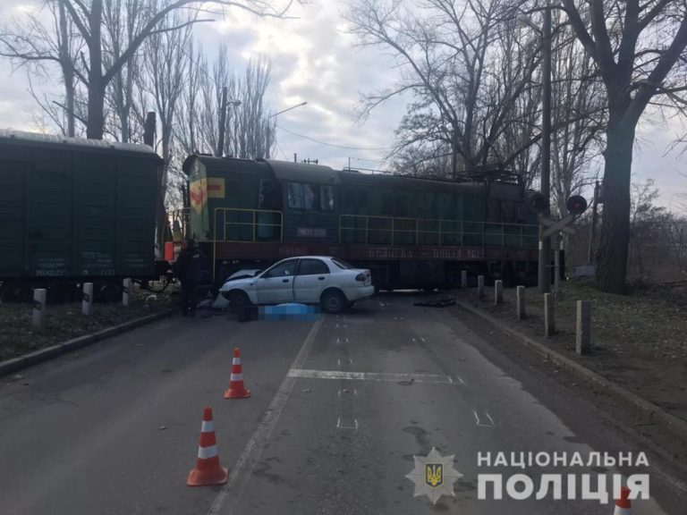 В Запорожье столкнулись автомобиль и поезд – водитель автомобиля погиб