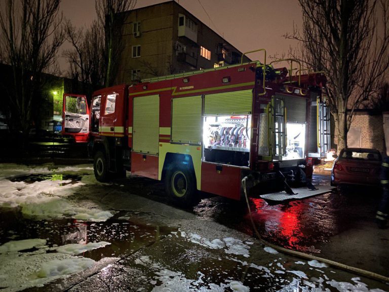 В Энергодаре случился пожар: горели две машины