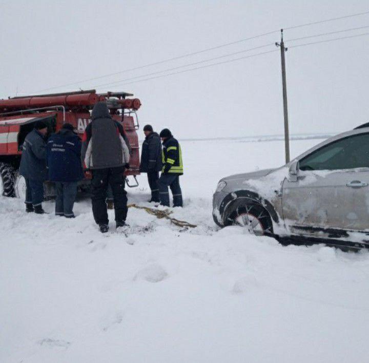 Запорізька область: рятувальники продовжують надавати допомогу водіям внаслідок негоди