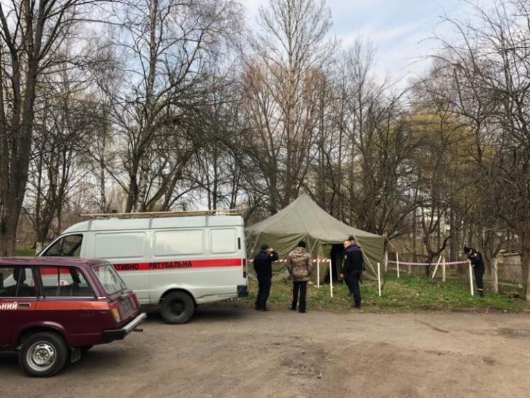 Перед запорожскими больницами установлены палатки для сортировки больных COVID-19
