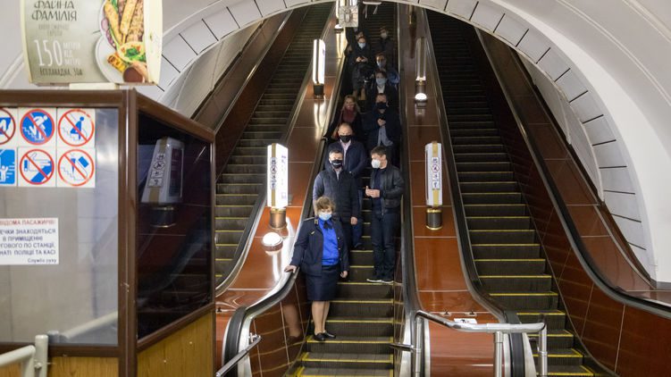 Ослабление карантина: в Украине заработало метро, детские сады и государственная миграционная служба