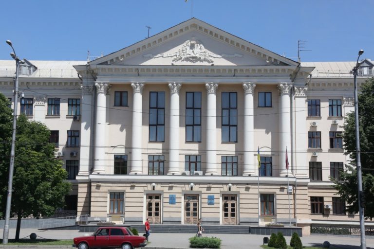 У Запоріжжі виділять додаткові кошти на виплату зарплат медикам та вчителям