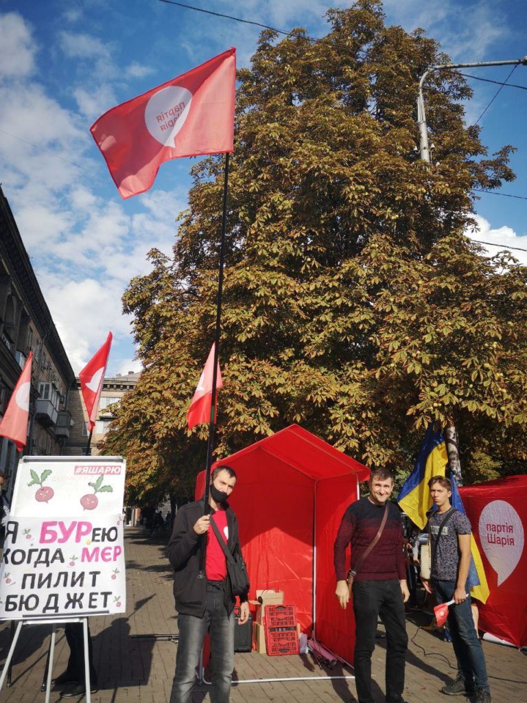 В Запорожье партия Шария провела акцию против распила мэром бюджетных денег