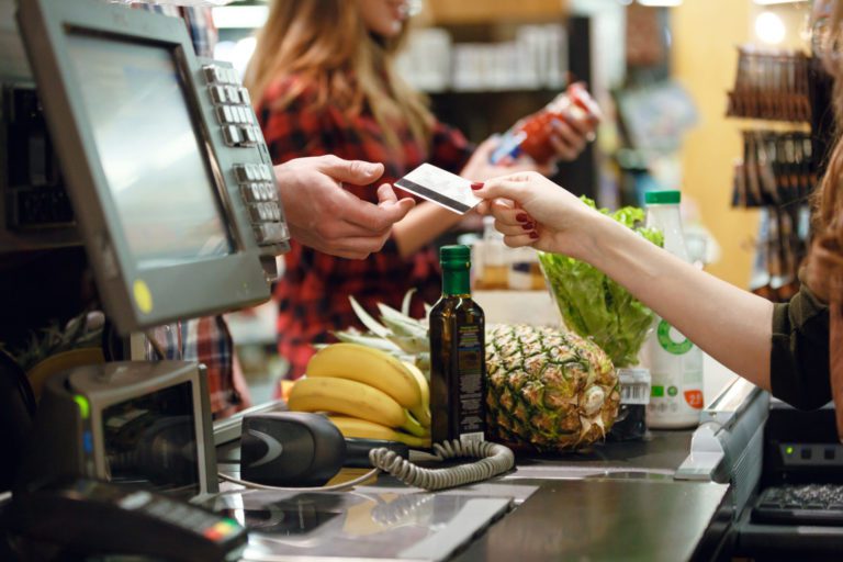 В супермаркетах Запорожской области перестали продавать пакеты