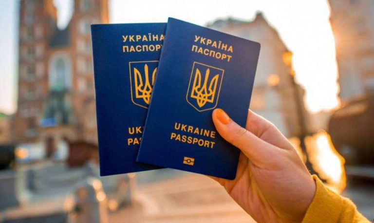 Перші у світі: Україна офіційно прирівняла е-паспорти до паперових