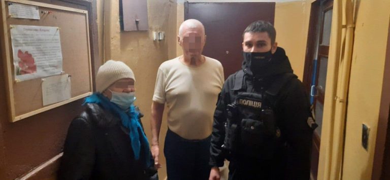 У Запоріжжі працівники поліції охорони розшукали та повернули до дому заблукалу бабусю