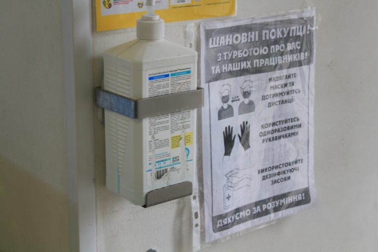 В Запорожье мобильные группы проверяют продуктовые магазины и аптеки