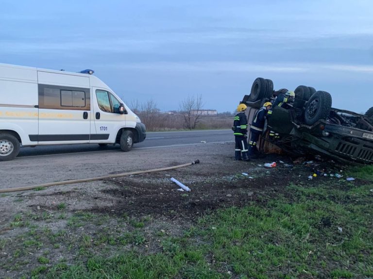 Під Токмаком перевернувся вантажний автомобіль