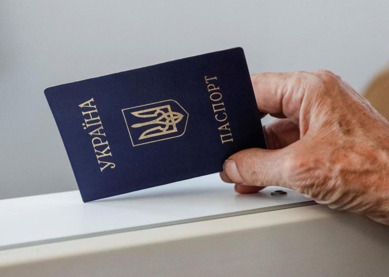 Українцям пропонують повністю відмовитися від паперових паспортів