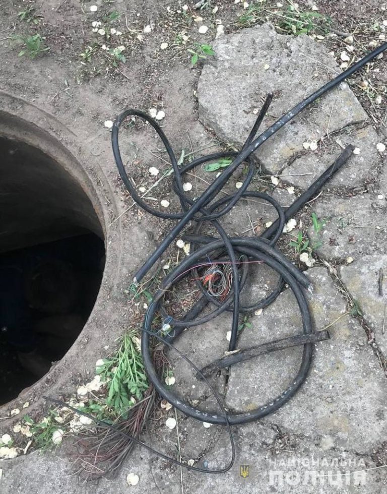 В центрі Запоріжжя двоє чоловіків намагалися вкрасти телефоний кабель