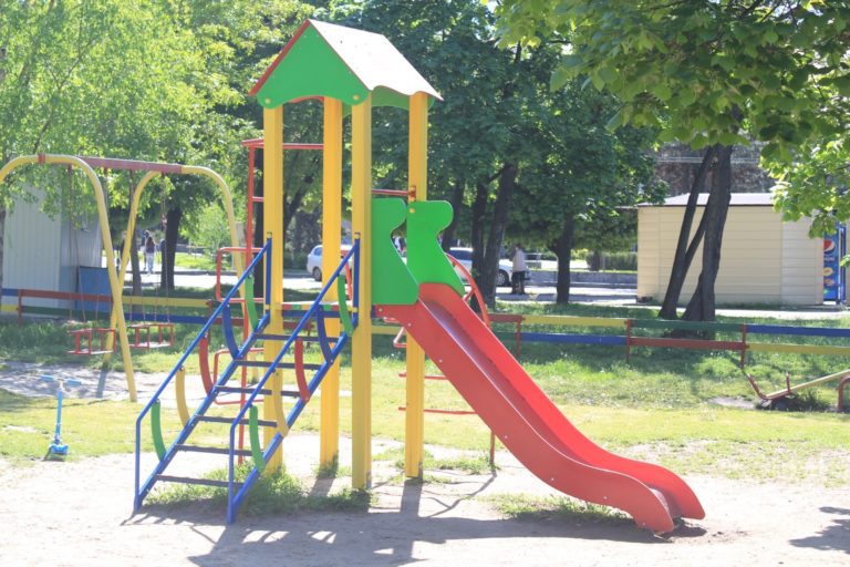 В Запоріжжі лагодять дитячі майданчики