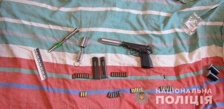У Мелітополі поліція вилучила пістолет