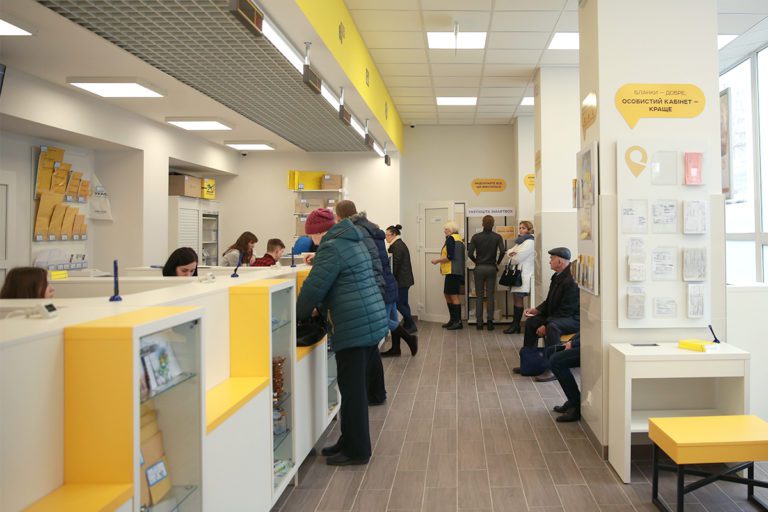 Кабмін скасував переведення пенсій і соцдопомоги на картки
