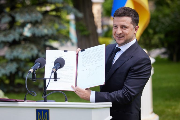 В Україні підвищать зарплатню медикам