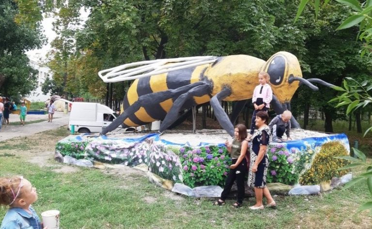 В Запорожской области появился памятник пчеле