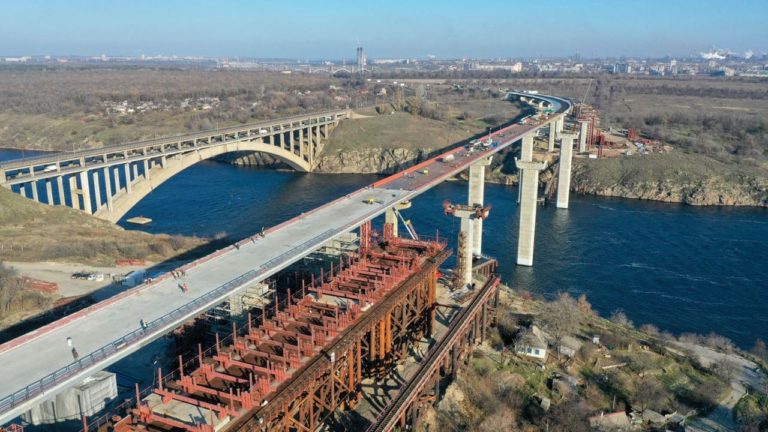 Запорожские мосты хотят назвать в честь погибшего мостостроителя