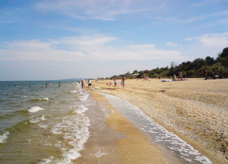 Купание в ноябре: запорожец устроил заплыв в Азовском море