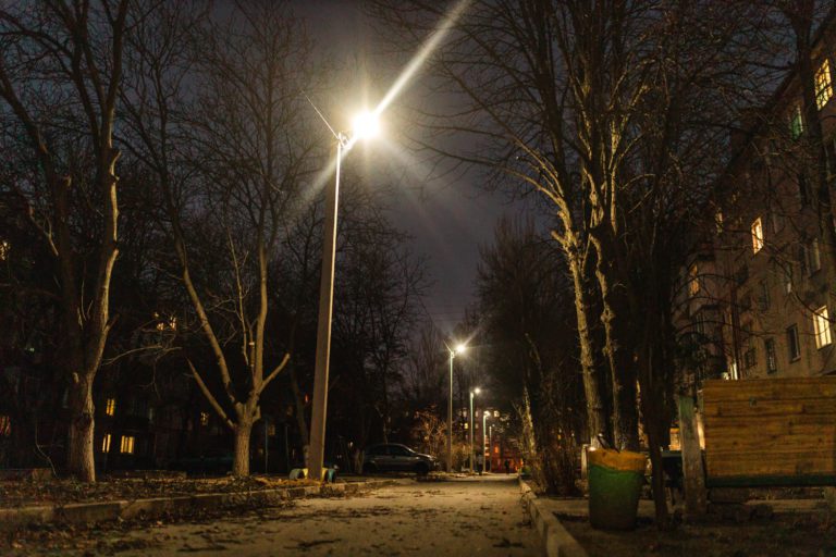 Встановлення світла у дворах