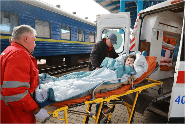 Як евакуювати маломобільну людину з ТОТ: інструкція