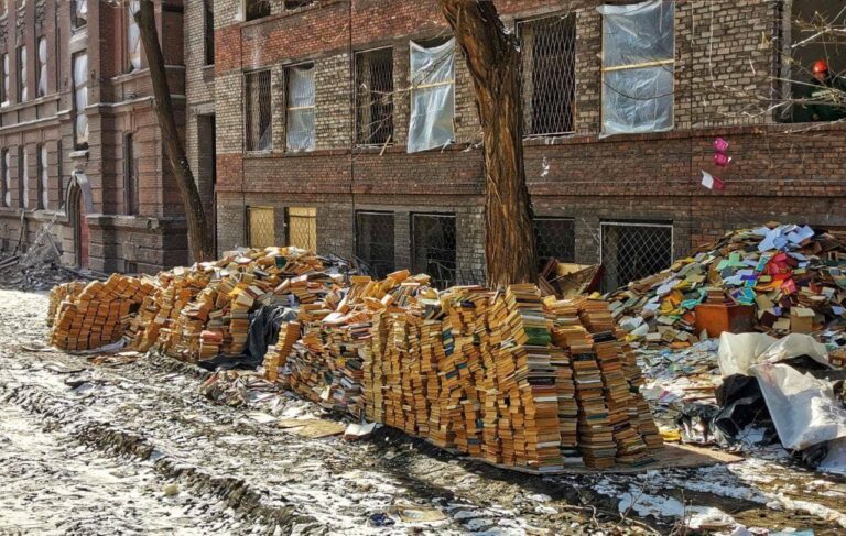 Книжки викидають прямо з вікон: окупанти в Маріуполі знищують бібліотечні фонди