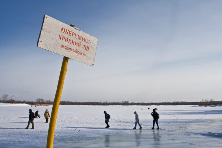 Рятувальна операція: запорізький рибалка годину дрейфував на крижині