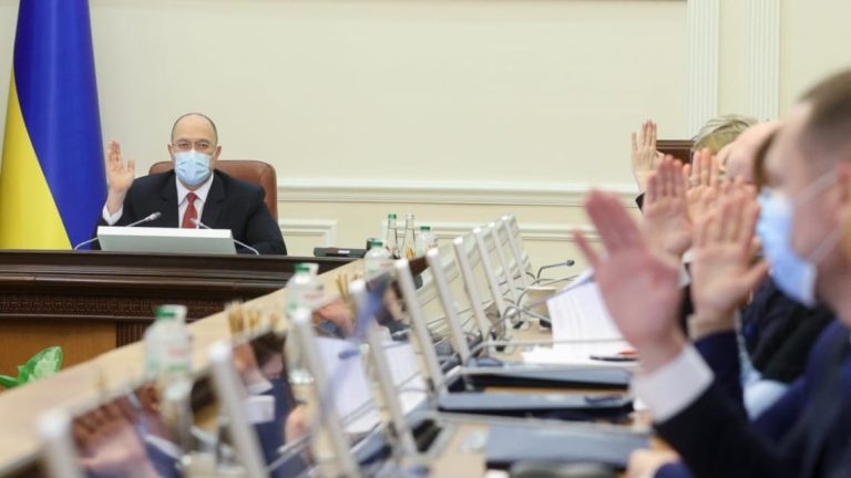Названі офіційні зарплати українських міністрів