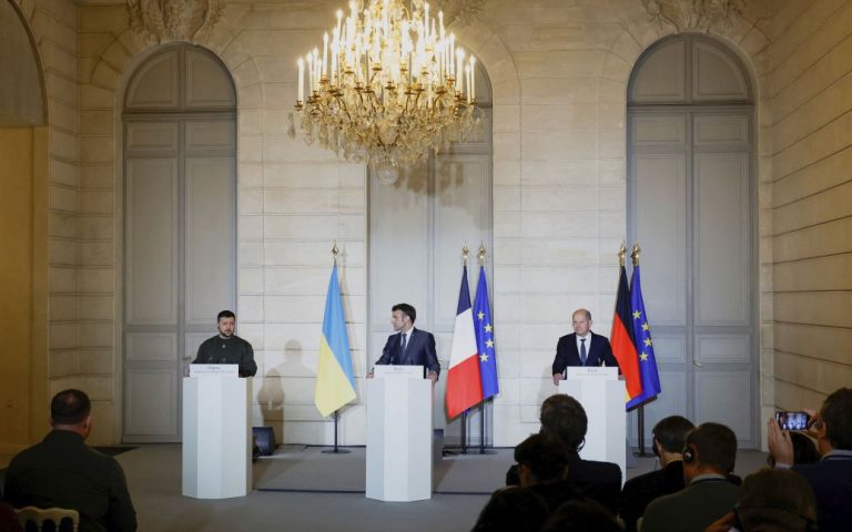 Макрон вручив Зеленському орден Почесного легіону