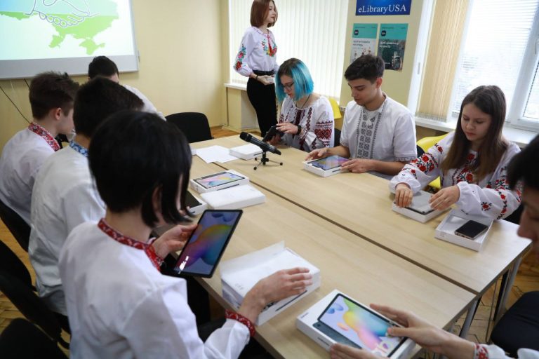 Понад тисячу планшетів отримали учні Запорізької та Луганської областей