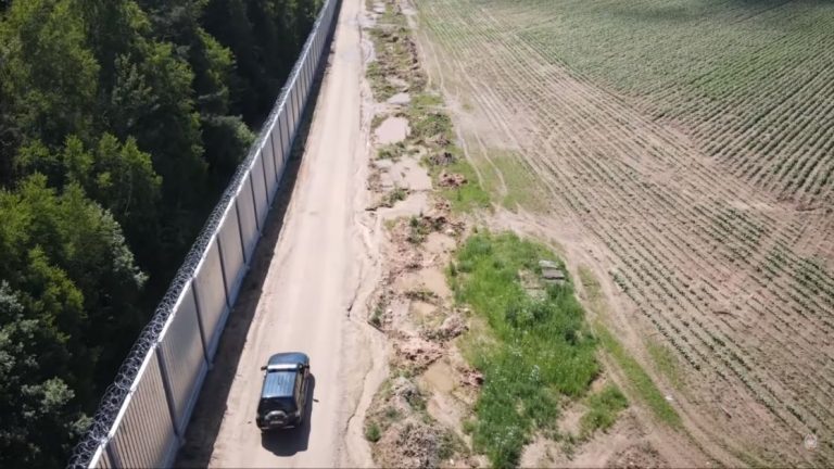 Польща розпочне будівництво електронного паркану на кордоні з Росією