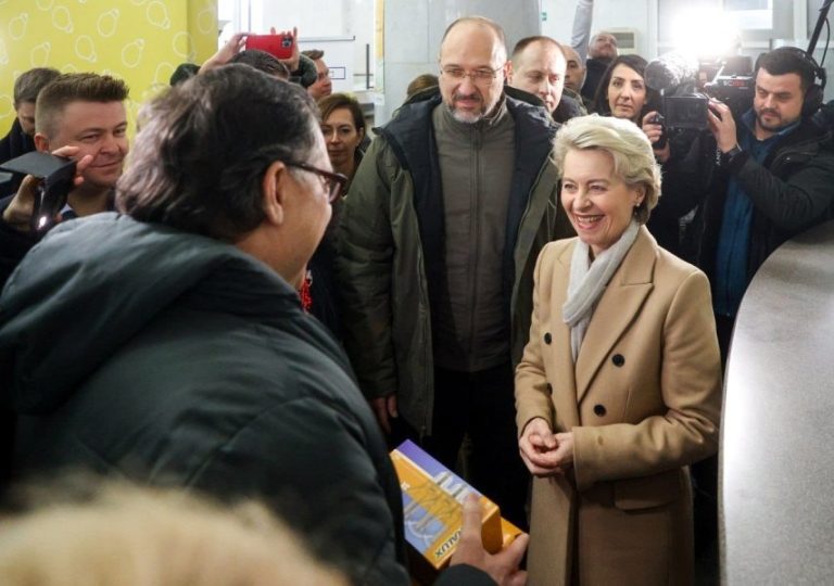 Урсула фон дер Ляєн відвідала Головпоштамт, щоб подивитися, як українцям роздають LED-лампи від ЄС