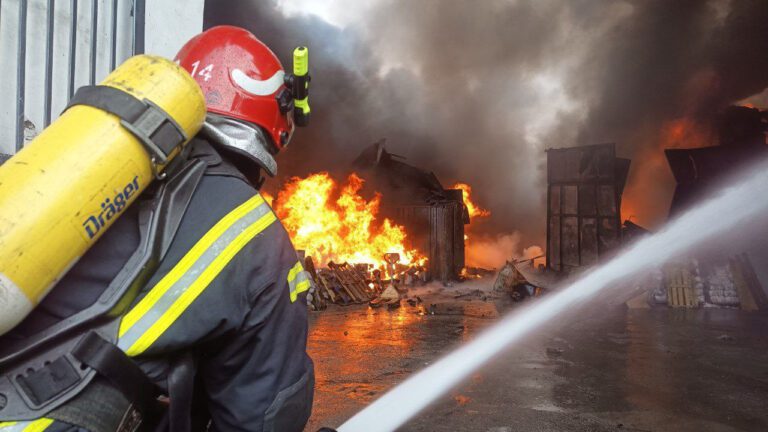 Російські окупанти вдерлись і пограбували пожежників в окупованому Енергодарі