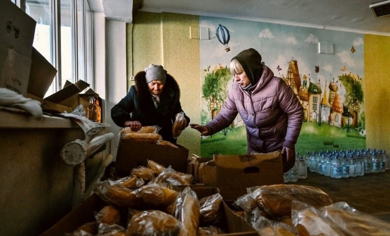 Запорізькі рятувальники доставляють хліб у села та міста на лінії зіткнення