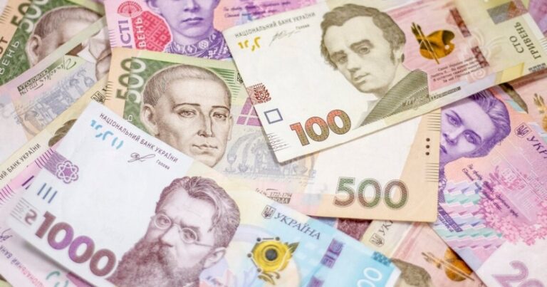 Соцвиплати автоматично продовжать не всім: кому доведеться їх поновлювати