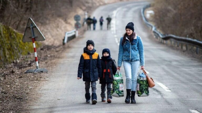 Як ВПО знайти прихисток у західних регіонах: гарячі лінії