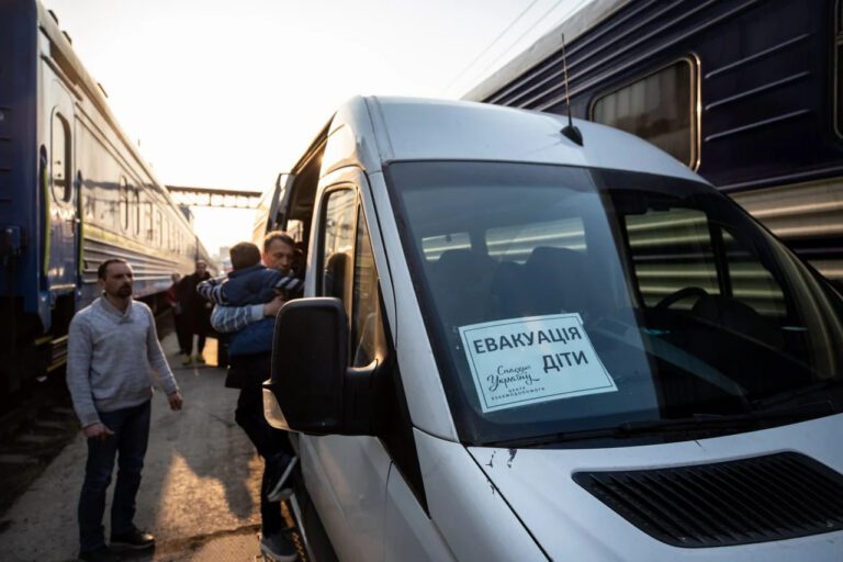 Кабмін схвалив примусову евакуацію дітей із зон активних бойових дій