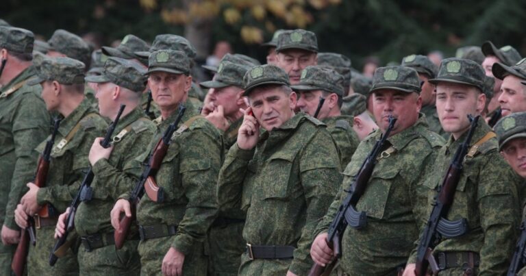 Росія планує набрати до своєї армії 400 тисяч контрактників