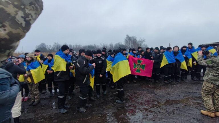 Захисники Бахмута, Соледара та «Азовсталі»: Україна повернула з російського полону ще 130 військових