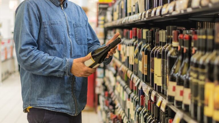 Запорізькі магазини змінили час продажу алкогольних напоїв: що потрібно знати
