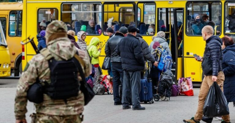 Мешканцям Запорізької області пропонують евакуацію на Хмельниччину