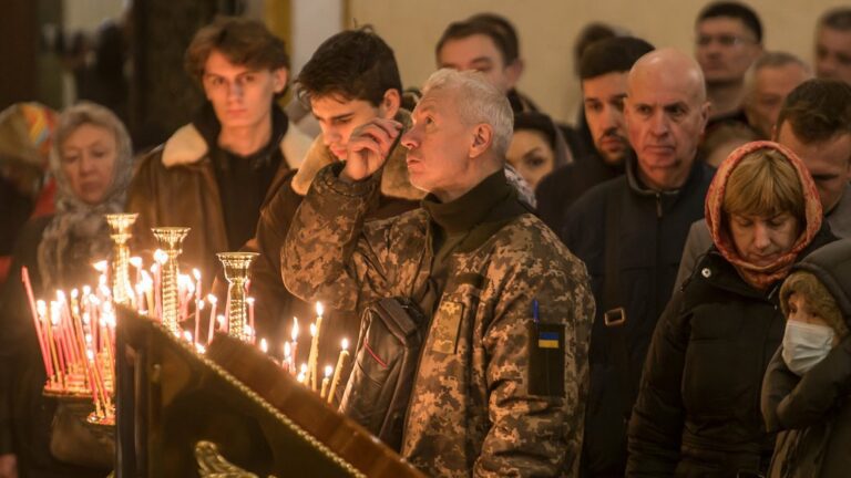 В Києво-Печерській лаврі великодні богослужіння провели одразу дві церкви