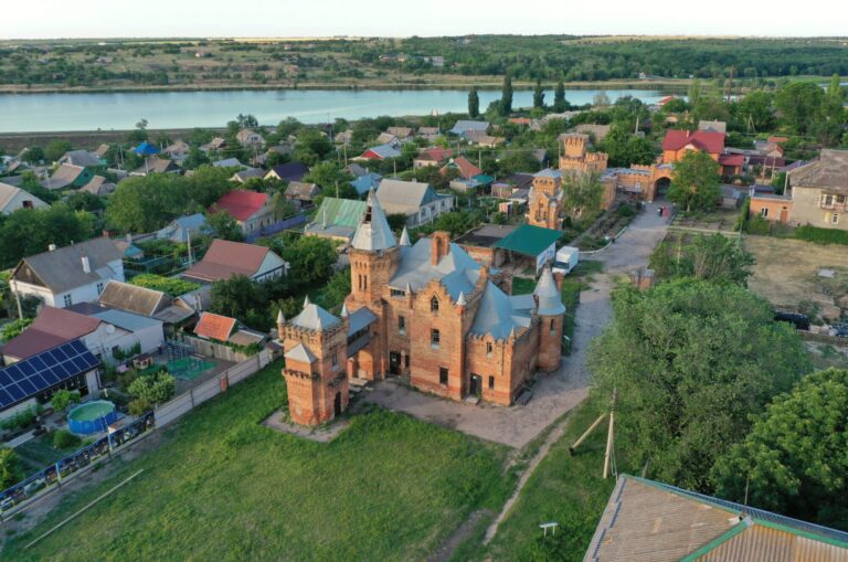 Росіяни вивозять експонати із музею «Садиба Попова» в окупованій Василівці