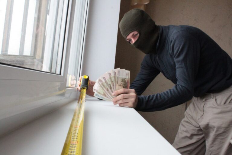Запорізькі поліцейські викрили шахрайську схему зі встановленням вікон
