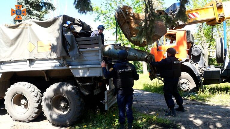 Запорізькі рятувальники знешкодили 500-кілограмову російську бомбу