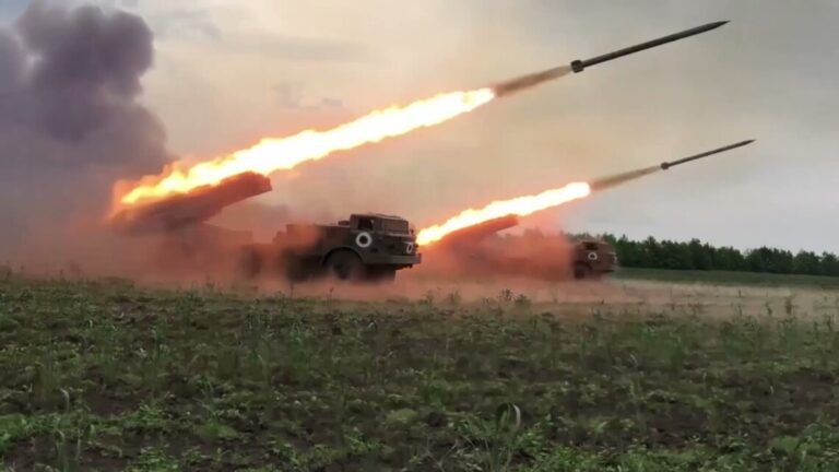Російська армія обстріляла село Плавні Запорізької області: дві людини загинули