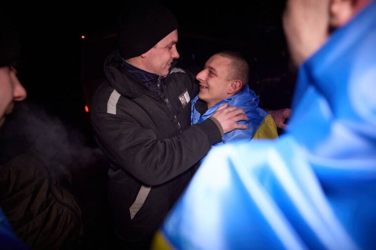 З полону повернулись ще 100 українських захисників