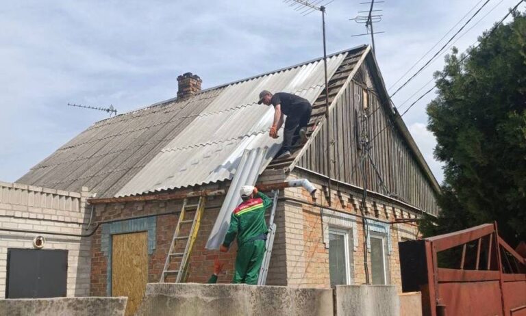 У Запоріжжі комунальники усунули майже 80% наслідків останніх масованих обстрілів