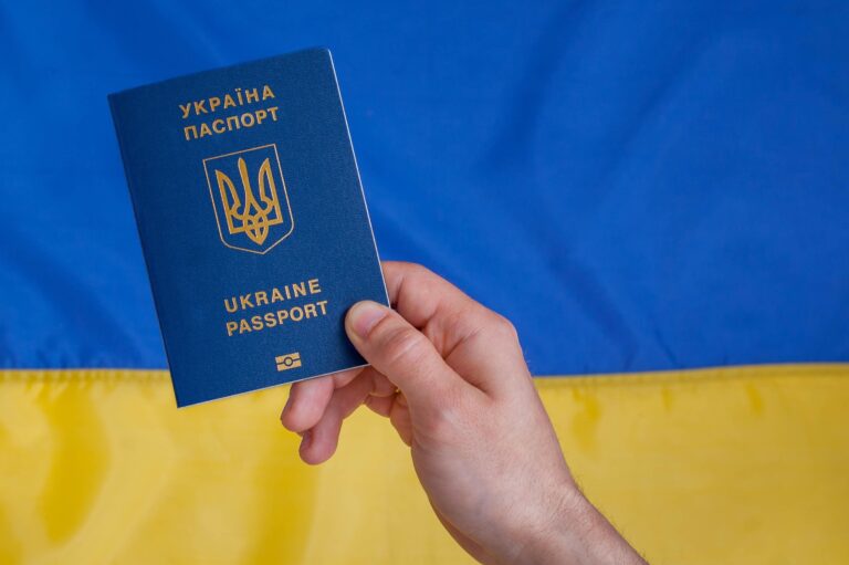 Для набуття громадянства потрібно буде скласти іспити з основ Конституції та історії України — рішення уряду